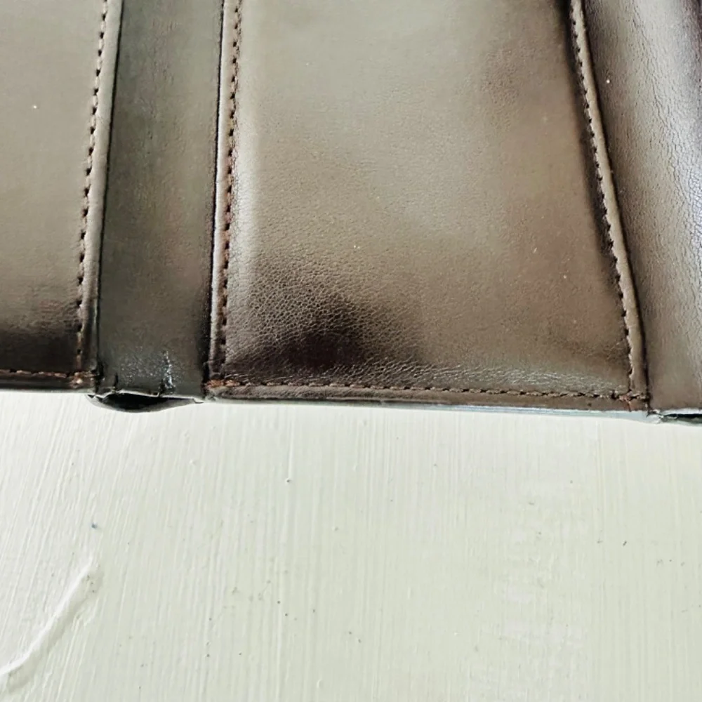 Tumi Crafted from leather, this refined and durable tri-fold wallet offers super
